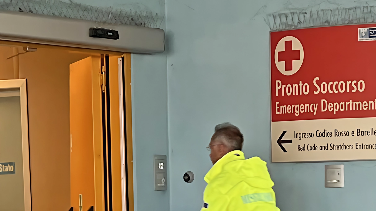 Al pronto soccorso si verificano sempre più. aggressioni non solo verbali di pazienti in attesa di essere visitati o di familiari contro i sanitari Al pronto soccorso si verificano sempre più. aggressioni non solo verbali di pazienti in attesa di essere visitati o di familiari contro i sanitari