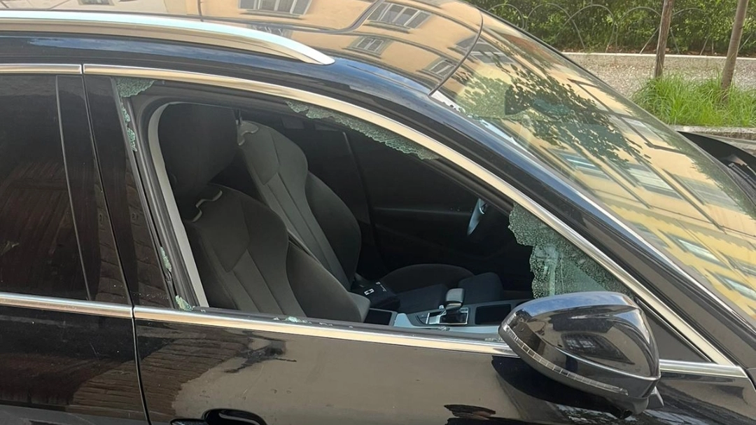 Una delle auto spaccate la scorsa settimana Una delle auto spaccate la scorsa settimana
