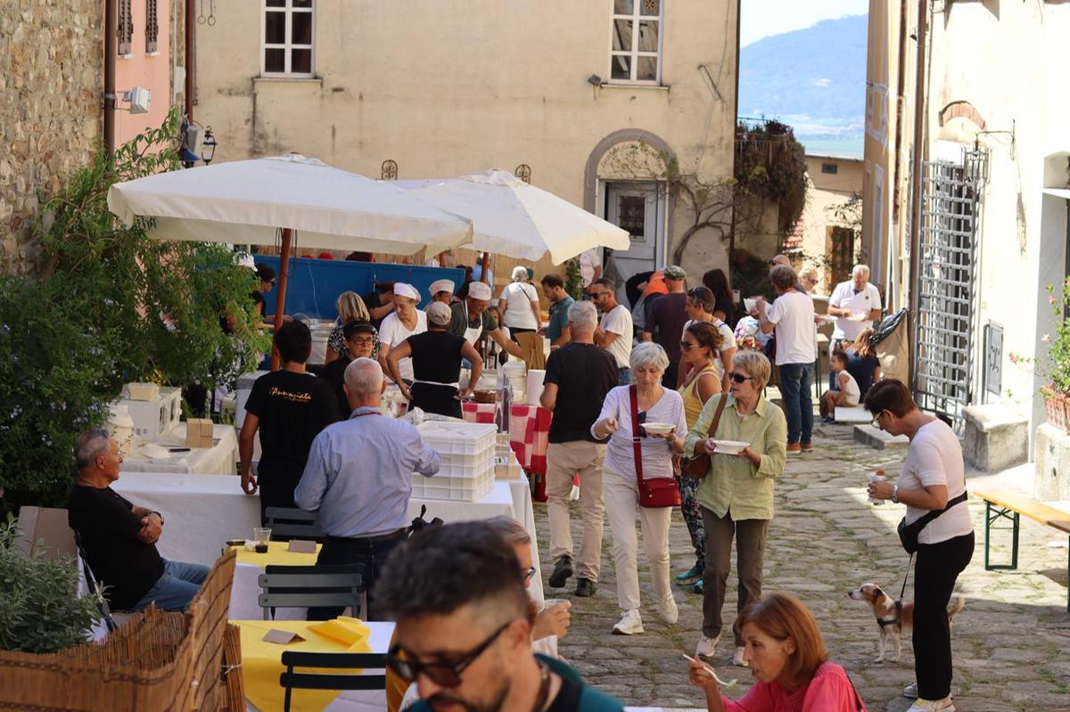 Camminando sulla strada...del vino. Il borgo diventa una cantina per esaltare il Vermentino Doc Camminando sulla strada...del vino. Il borgo diventa una cantina per esaltare il Vermentino Doc