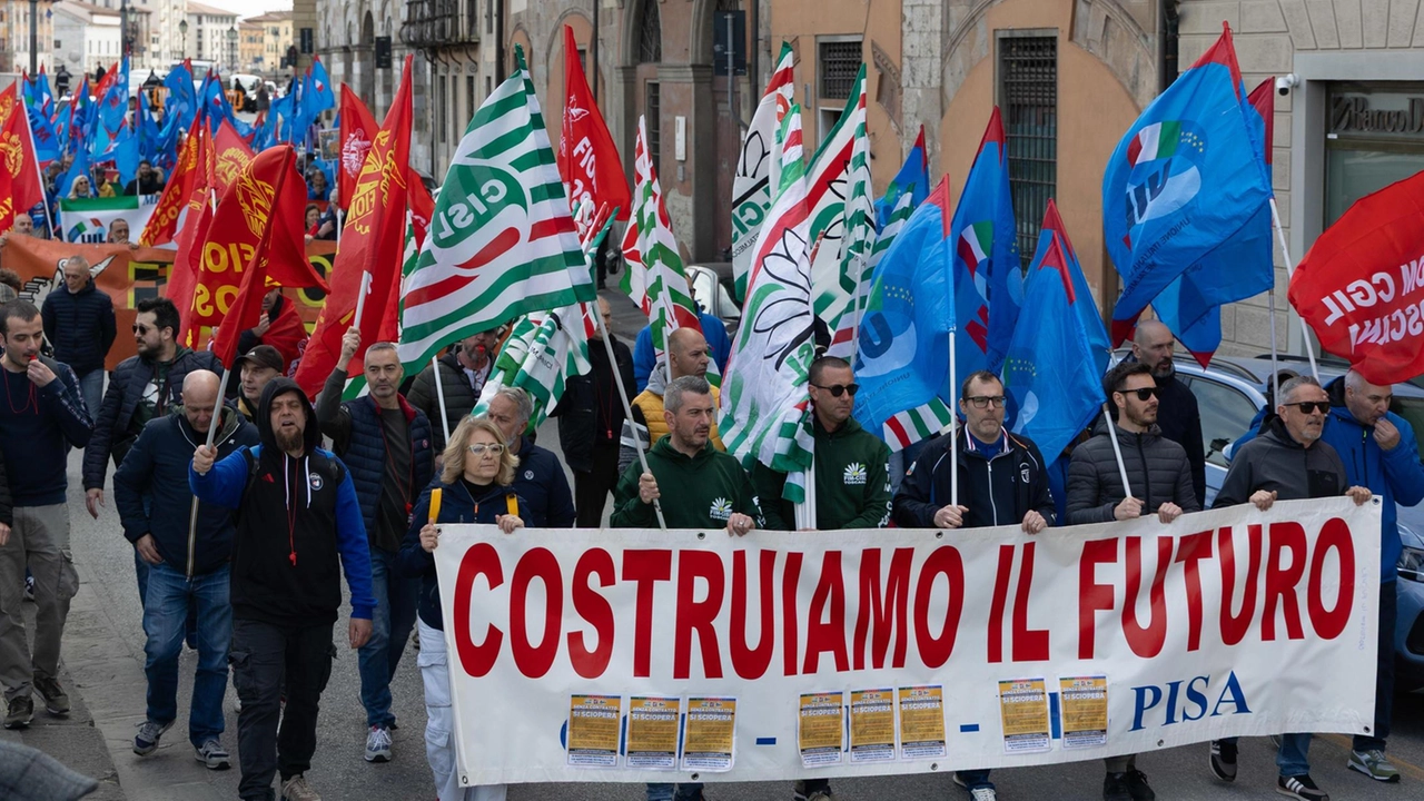 La manifestazione degli operai in centro storico (foto Del Punta per Valtriani)