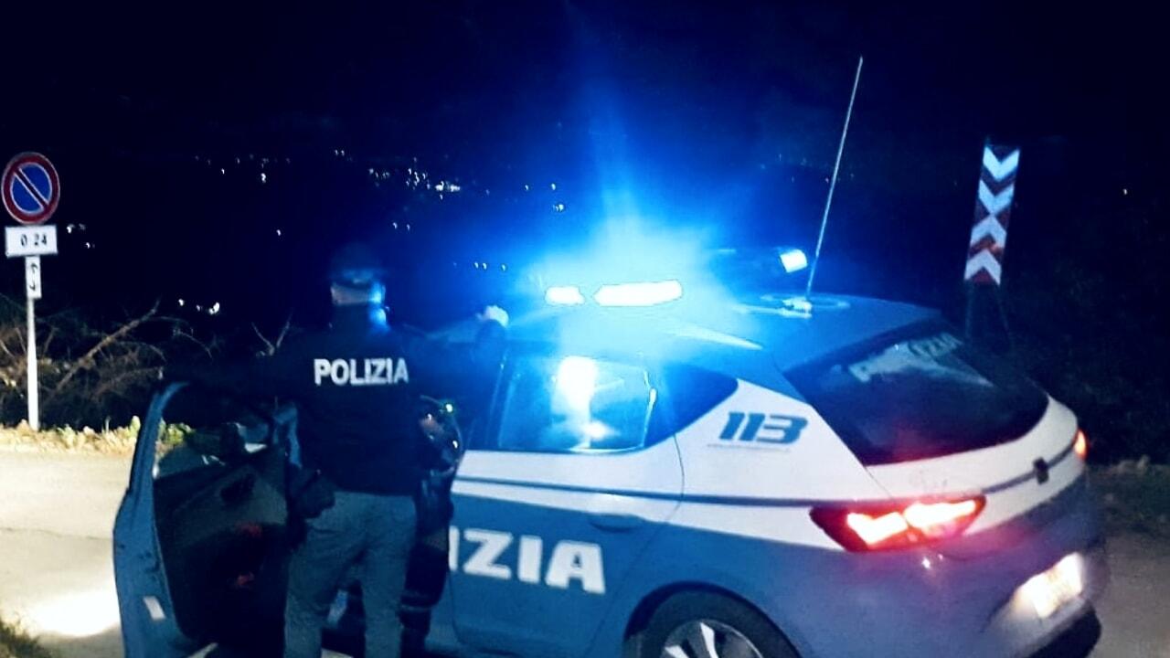 Maxi rissa nella notte a Grosseto, botte e bottigliate tra due gruppi. Ferito ragazzo di 19 anni Maxi rissa nella notte a Grosseto, botte e bottigliate tra due gruppi. Ferito ragazzo di 19 anni