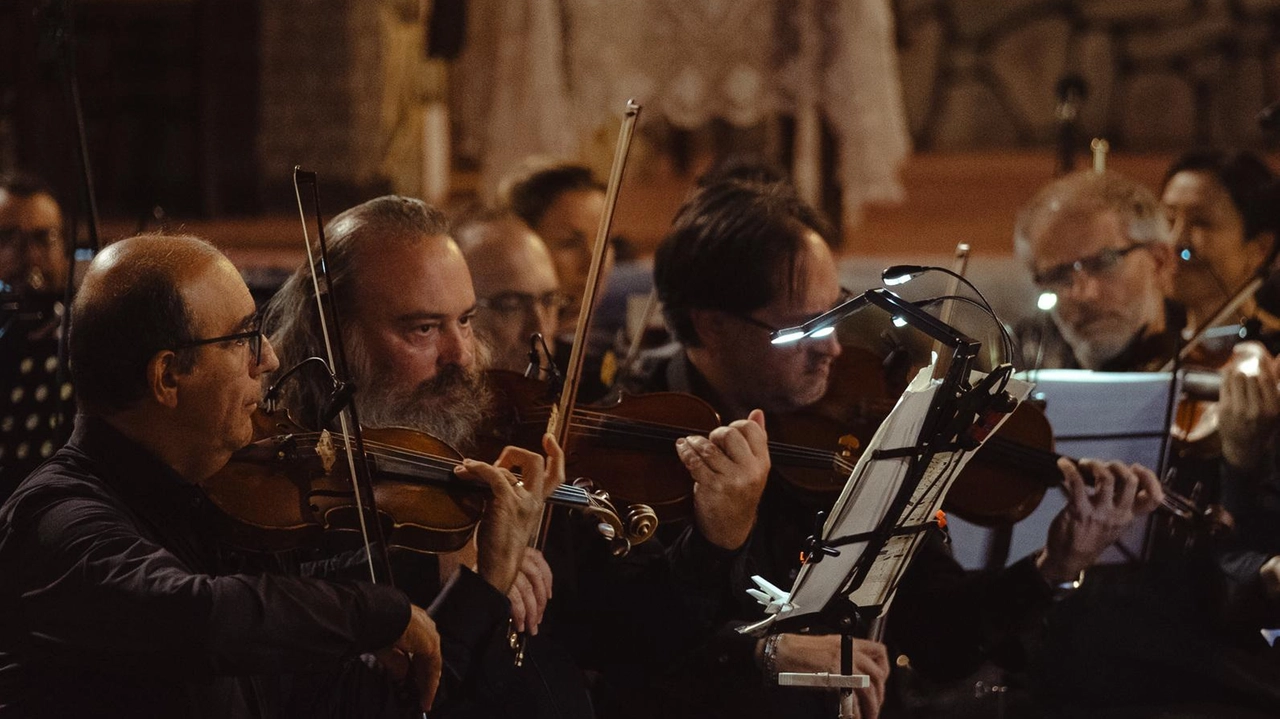 Alcuni dei musicisti dell’Orchesta Sinfonica ’Città di Grosseto’ stasera in concerto a Roccastrada