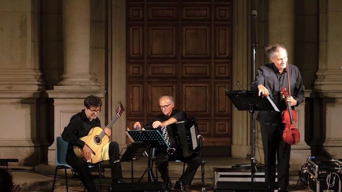 Protagonista il trio composto da Claudio Gilio (viola), Alberto Fantino (fisarmonica) e Maurizio Baudino (chitarra) Protagonista il trio composto da Claudio Gilio (viola), Alberto Fantino (fisarmonica) e Maurizio Baudino (chitarra)