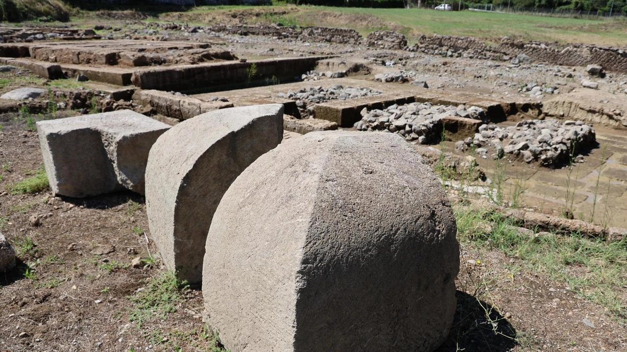 Altari monumentali, scoperti nelle recenti campagne di scavo al Campo della Fiera,. dove da 26 anni lavora l’equipe dell’archeologa Stopponi Altari monumentali, scoperti nelle recenti campagne di scavo al Campo della Fiera,. dove da 26 anni lavora l’equipe dell’archeologa Stopponi