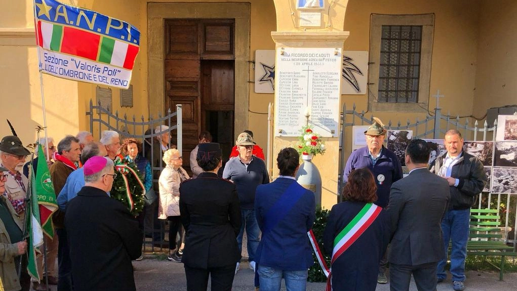 Un momento delle celebrazioni di ieri a Piteccio dove si sono ritrovate anche le autorità civili e religiose