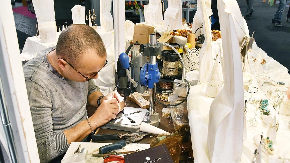 Il presidente della Camera di commercio Valter Tamburini fa una riflessione sul lavoro. A Massa Carrara perso il 28 per cento delle maestranze in 10 anni: da 8016 a 5707 persone. Il presidente della Camera di commercio Valter Tamburini fa una riflessione sul lavoro. A Massa Carrara perso il 28 per cento delle maestranze in 10 anni: da 8016 a 5707 persone.