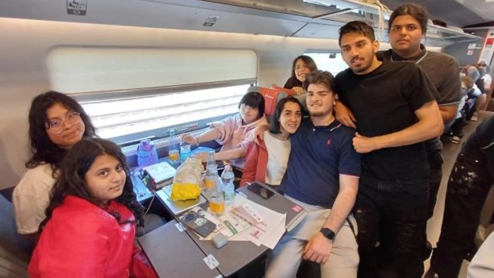 Un gruppo di giovani a bordo del treno dei lettori Un gruppo di giovani a bordo del treno dei lettori