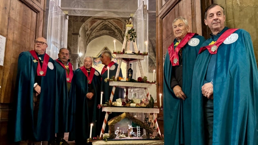 Firenze, il ceppo è stato riacceso dalla Venerabile Compagnia dei Quochi. Non è un errore di battitura: la singolare Q della parola Quochi rimanda direttamente all’epoca della sua fondazione, cioè il ‘500 fiorentino. E' scritta così su una lapide dell'epoca e così è stata mantenuta Firenze, il ceppo è stato riacceso dalla Venerabile Compagnia dei Quochi. Non è un errore di battitura: la singolare Q della parola Quochi rimanda direttamente all’epoca della sua fondazione, cioè il ‘500 fiorentino. E' scritta così su una lapide dell'epoca e così è stata mantenuta