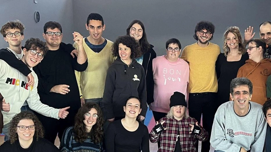 Alcuni dei protagonisti dell’associazione cittadina ’TuttiaTeatro’ attiva da venti anni