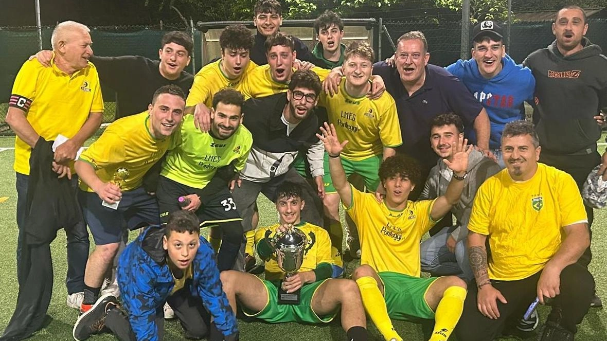 La squadra Atletico Le Melorie con il trofeo La squadra Atletico Le Melorie con il trofeo