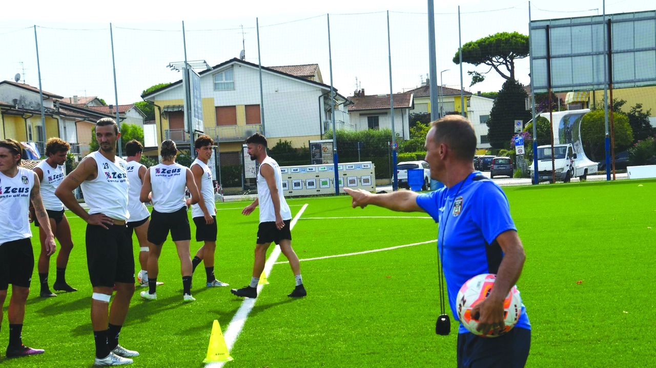 Il tecnico Vangioni dirige la squadra durante la preparazione estiva Il tecnico Vangioni dirige la squadra durante la preparazione estiva