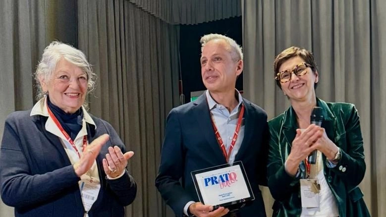 Giovannella Pitigliani Sini e Laura Biganzoli premiano il professor Christos Sotiriou