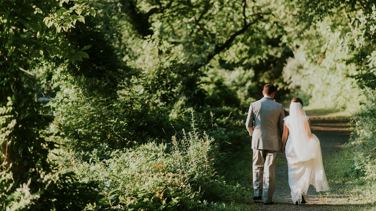 Una coppia di sposi. La spesa per un matrimonio può arrivare a 50mila euro. Tra le nuove tendenze, una festa che si articola su più giorni Una coppia di sposi. La spesa per un matrimonio può arrivare a 50mila euro. Tra le nuove tendenze, una festa che si articola su più giorni