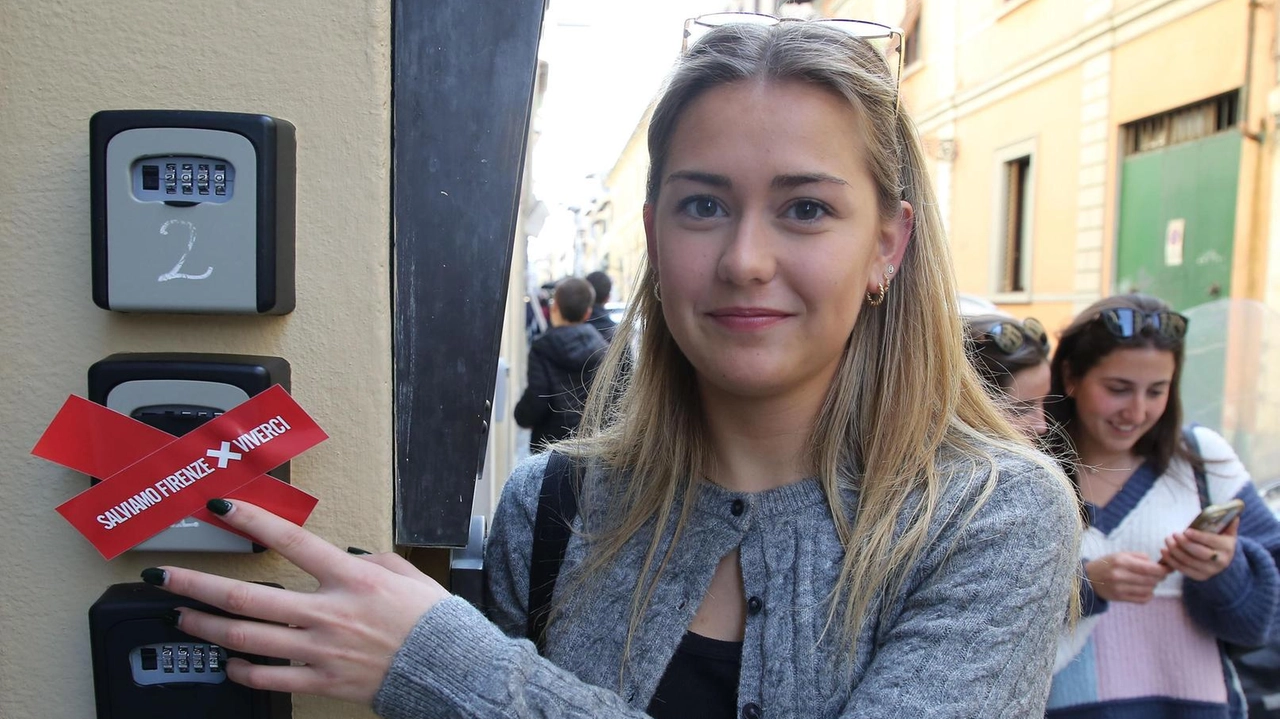 La recente protesta in città con gli adesivi rossi sulle keybox di alcune strade La recente protesta in città con gli adesivi rossi sulle keybox di alcune strade