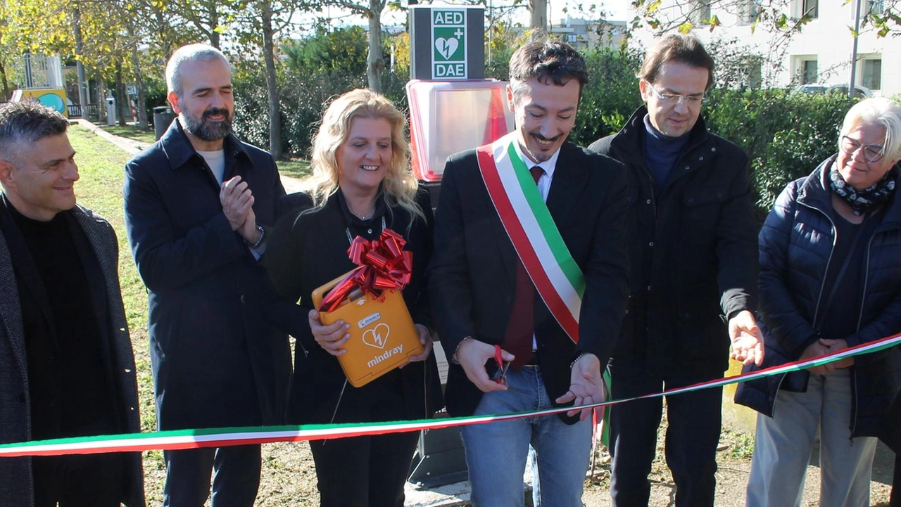 Il taglio del nastro del defibrillatore semiautomatico (Dae) allo Skatepark di piazza della Costituzione con le autorità e i soci della Maintech Il taglio del nastro del defibrillatore semiautomatico (Dae) allo Skatepark di piazza della Costituzione con le autorità e i soci della Maintech