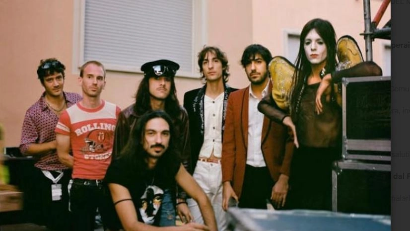Qui a fianco Lucio Corsi in una delle sue numerose esibizioni e in alto in una foto di qualche tempo fa con la sua storica band, quella con cui ha mosso i suoi primi passi e che continua a stargli accanto Qui a fianco Lucio Corsi in una delle sue numerose esibizioni e in alto in una foto di qualche tempo fa con la sua storica band, quella con cui ha mosso i suoi primi passi e che continua a stargli accanto