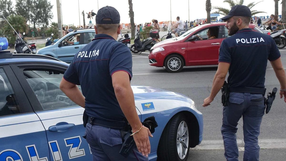La polizia indaga per risalire all’identità dei tre autori della rapina ai danni di un turista del Nord Europa La polizia indaga per risalire all’identità dei tre autori della rapina ai danni di un turista del Nord Europa