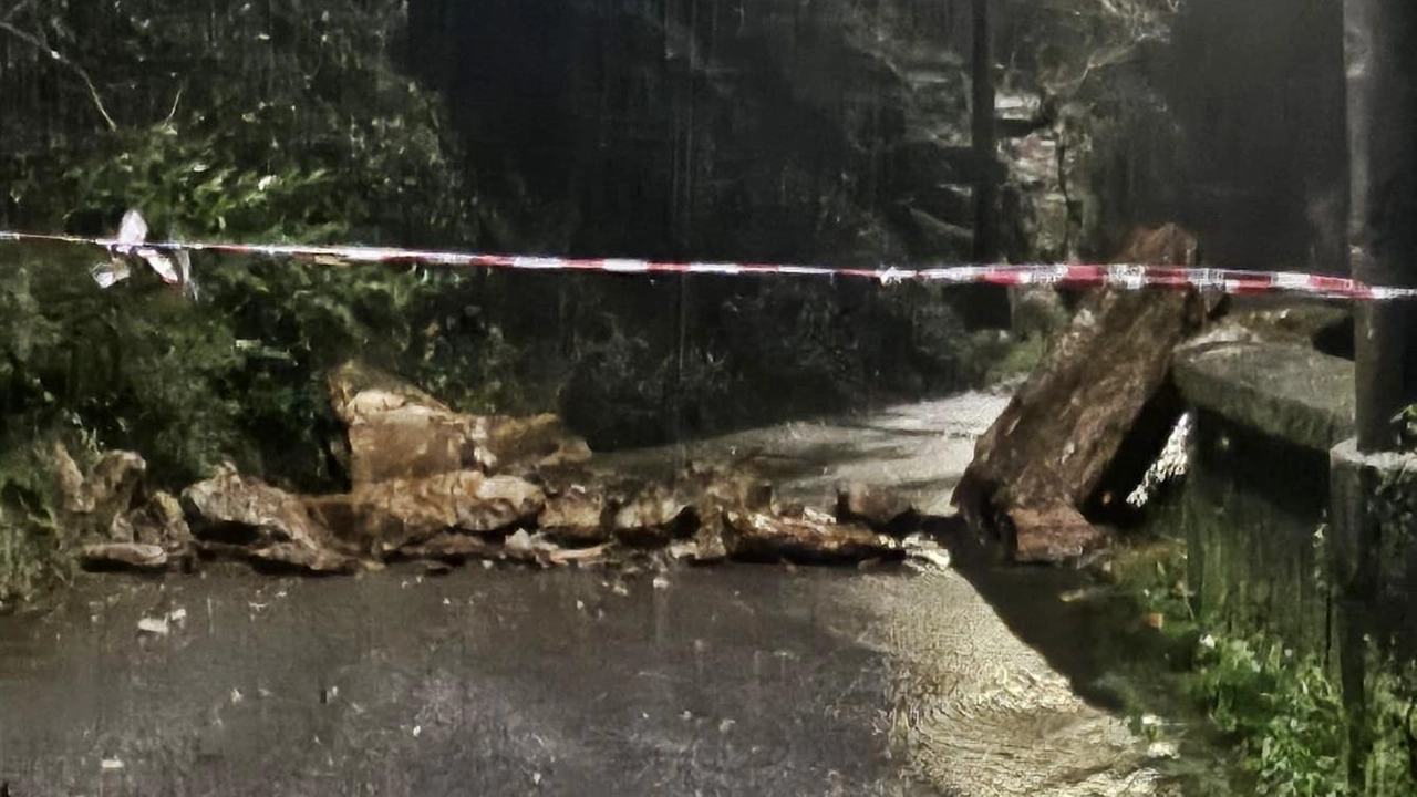 Sfiorata la tragedia a Resceto dove un’auto con 4 persone a bordo è stata investita da una pianta. A Forno enormi sassi sulla via prima dell’ex Filanda. Ora il bus si ferma a un chilometro dal paese. . Sfiorata la tragedia a Resceto dove un’auto con 4 persone a bordo è stata investita da una pianta. A Forno enormi sassi sulla via prima dell’ex Filanda. Ora il bus si ferma a un chilometro dal paese. .