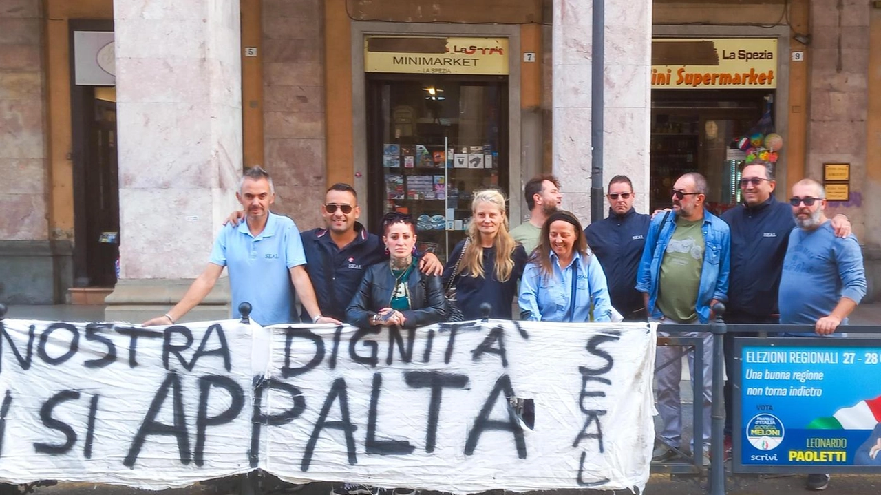 Un gruppo di lavoratori di Seal ha partecipato ieri mattina al presidio organizzato sotto l’edificio della Provincia Un gruppo di lavoratori di Seal ha partecipato ieri mattina al presidio organizzato sotto l’edificio della Provincia