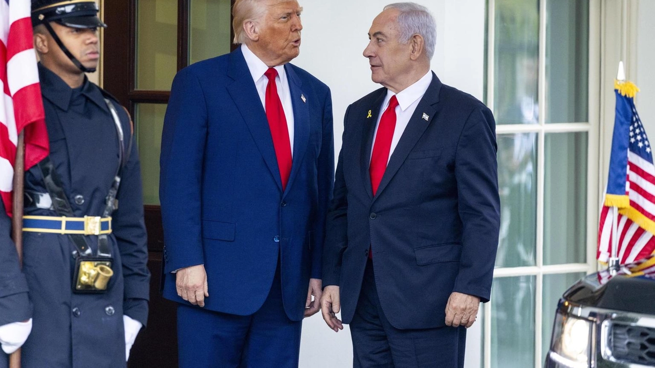 Netanyahu smentisce le notizie sul presunto veto di Trump al piano israeliano contro Khamenei, definendole false. Netanyahu smentisce le notizie sul presunto veto di Trump al piano israeliano contro Khamenei, definendole false.