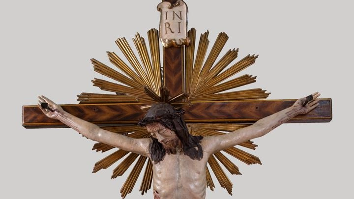 Rimane ancora non identificato (e la ricerca continua dunque ad appassionare gli studiosi) l’autore del crocifisso di legno, risalente probabilmente...