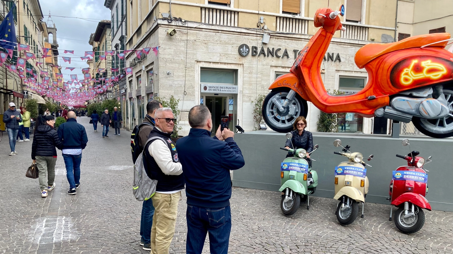 Atmosfera già di festa per le strade di Pontedera (Fotocronache Germogli)