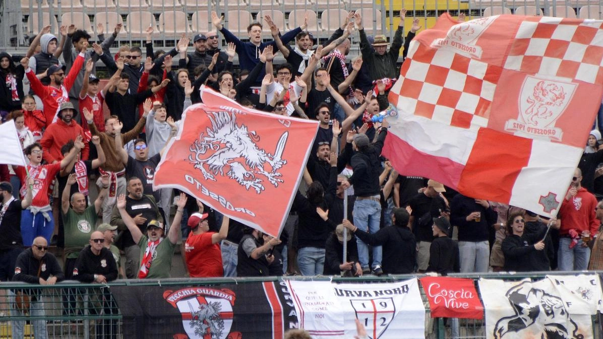 Il Grosseto Calcio chiude al settimo posto, fallendo i playoff. Futuro incerto per l'allenatore: Aglietti o Indiani? Il Grosseto Calcio chiude al settimo posto, fallendo i playoff. Futuro incerto per l'allenatore: Aglietti o Indiani?