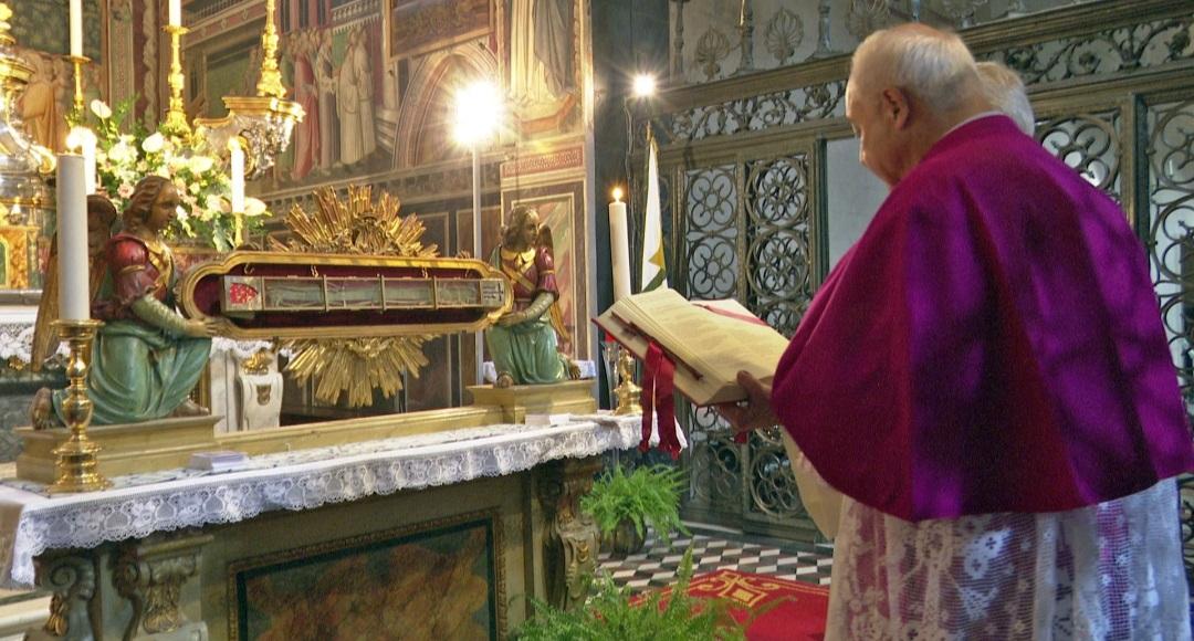 Prato, la Sacra Cintola esposta alla venerazione dei fedeli in Cattedrale Prato, la Sacra Cintola esposta alla venerazione dei fedeli in Cattedrale