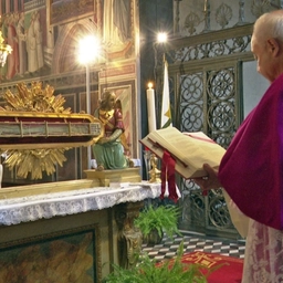 Prato, la Sacra Cintola esposta alla venerazione dei fedeli in Cattedrale