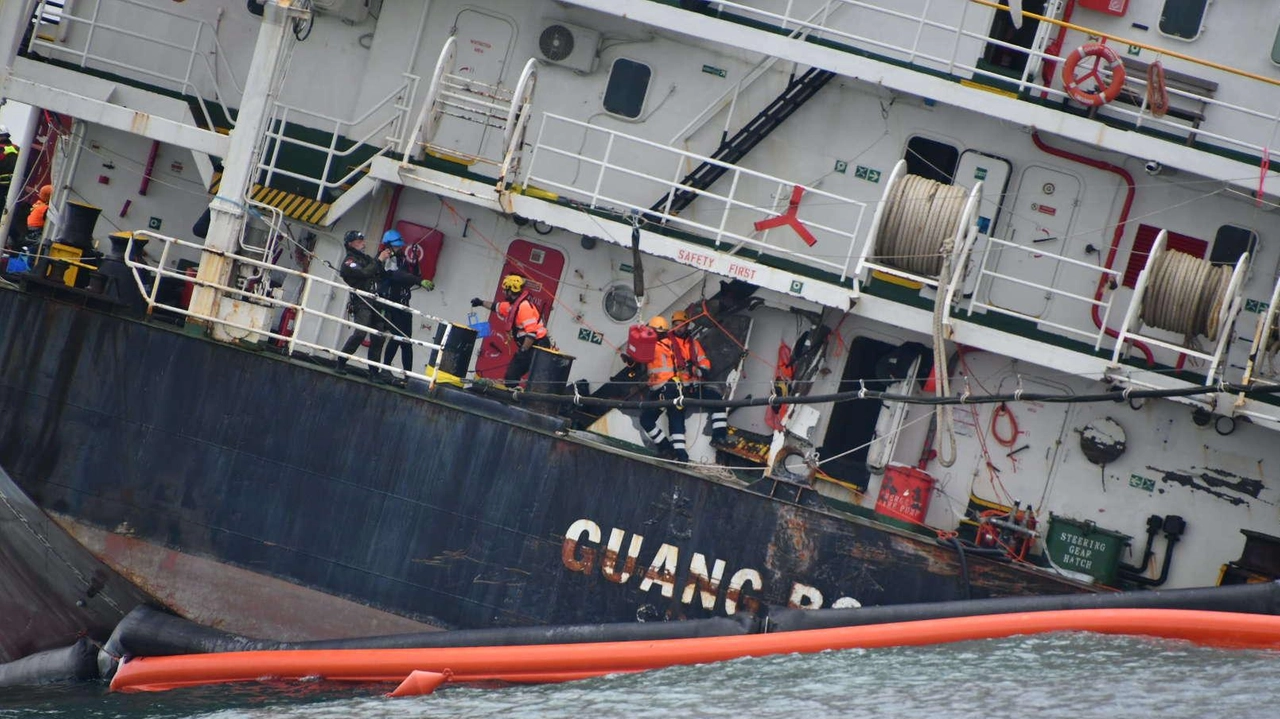 Uno stop momentaneo, di un giorno, alle operazioni di svuotamento dei serbatoi che conservano il gasolio presente sulla Guang Rong.... Uno stop momentaneo, di un giorno, alle operazioni di svuotamento dei serbatoi che conservano il gasolio presente sulla Guang Rong....