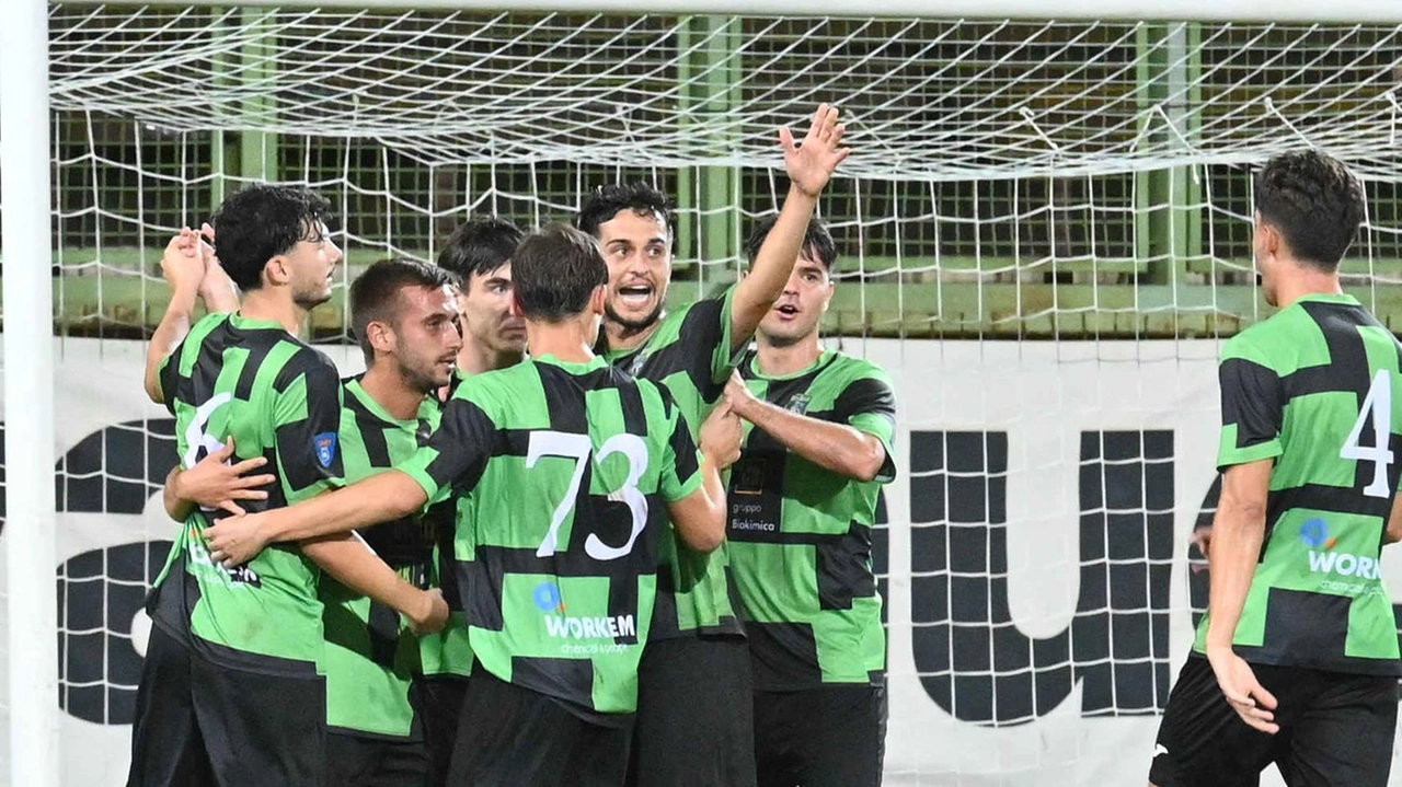 L’esultanza per il gol del Tuttocuoio: i ragazzi di mister Firicano sono, usciti sconfitti, ma a testa alta, in quel di Pistoia (FotoCastellani) L’esultanza per il gol del Tuttocuoio: i ragazzi di mister Firicano sono, usciti sconfitti, ma a testa alta, in quel di Pistoia (FotoCastellani)