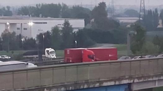 Il mezzo pesante che si è intraversato nel tardo pomeriggio di ieri sulal Fi-Pi-Li poco dopo l’imbocco del viale Etruria Il mezzo pesante che si è intraversato nel tardo pomeriggio di ieri sulal Fi-Pi-Li poco dopo l’imbocco del viale Etruria