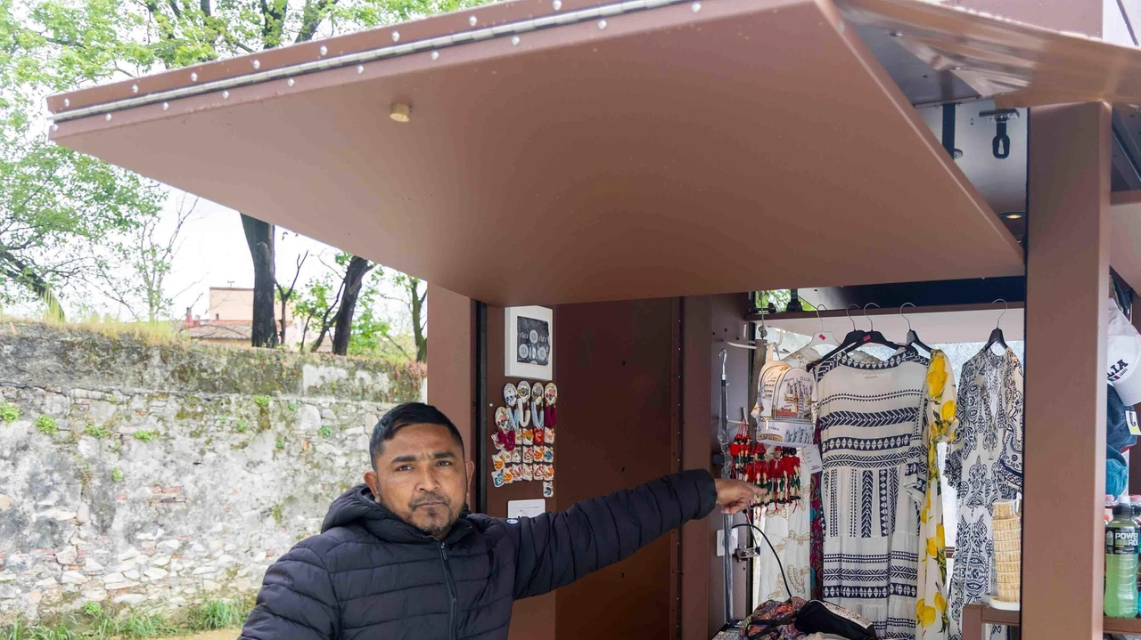 Khalilur Rahman, uno dei concessionari delle. bancarelle, mostra la merce bagnata Khalilur Rahman, uno dei concessionari delle. bancarelle, mostra la merce bagnata
