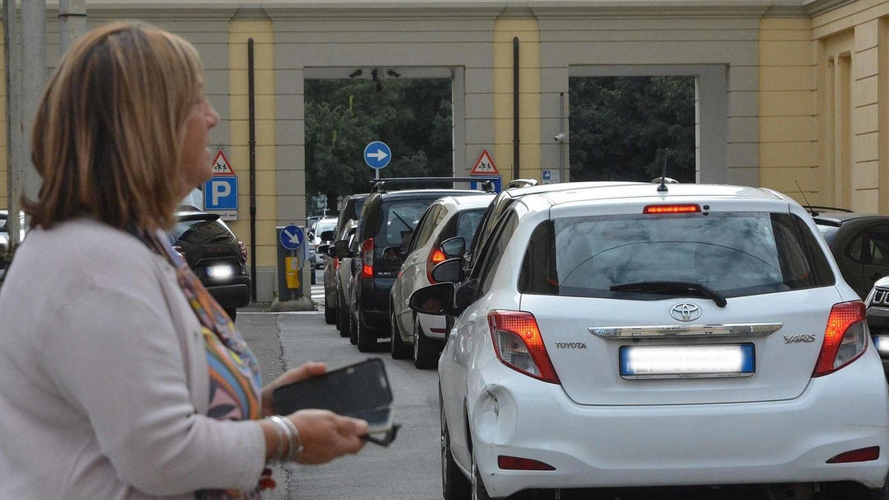 Folla tra i banchi dell’Antiquaria e code ai parcheggi Cadorna, Eden e Pietri Folla tra i banchi dell’Antiquaria e code ai parcheggi Cadorna, Eden e Pietri