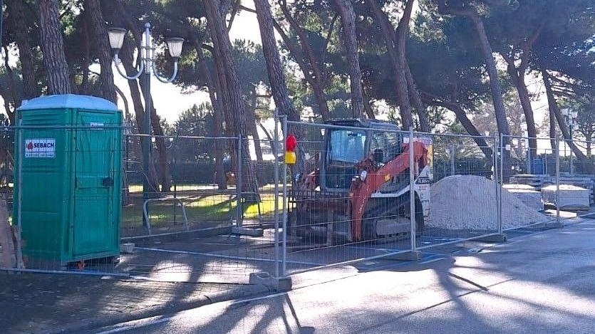 Avviati i lavori di ripristino del parcheggio in via Solferino che era stato utilizzato dalla ditta come area di stoccaggio durante i lavori di ripavimentazione Avviati i lavori di ripristino del parcheggio in via Solferino che era stato utilizzato dalla ditta come area di stoccaggio durante i lavori di ripavimentazione