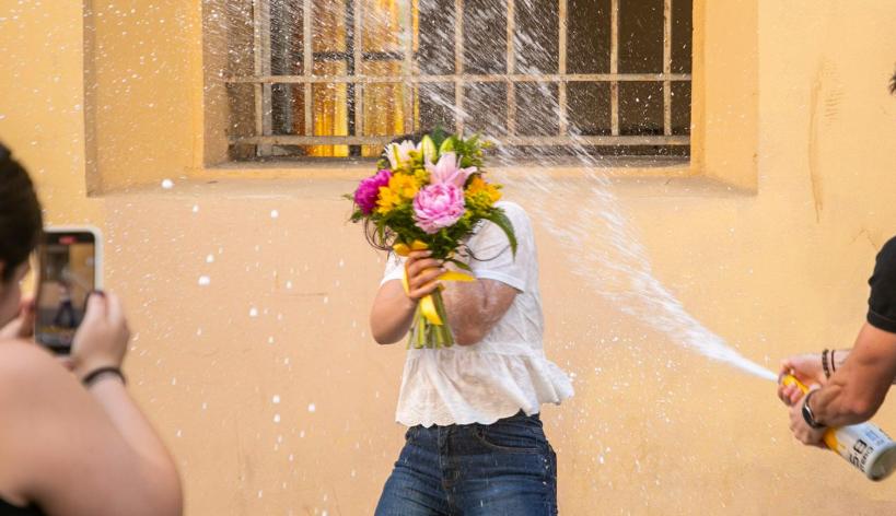 C’è un problema con la maturità: troppe feste, lanci di uova, farina e coriandoli inquinanti C’è un problema con la maturità: troppe feste, lanci di uova, farina e coriandoli inquinanti