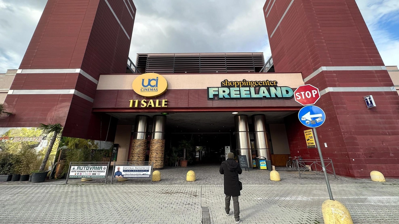 Il centro commerciale di via del Cavallaccio: nel parcheggio, l’egiziano ha puntato l’arma carica contro i carabinieri