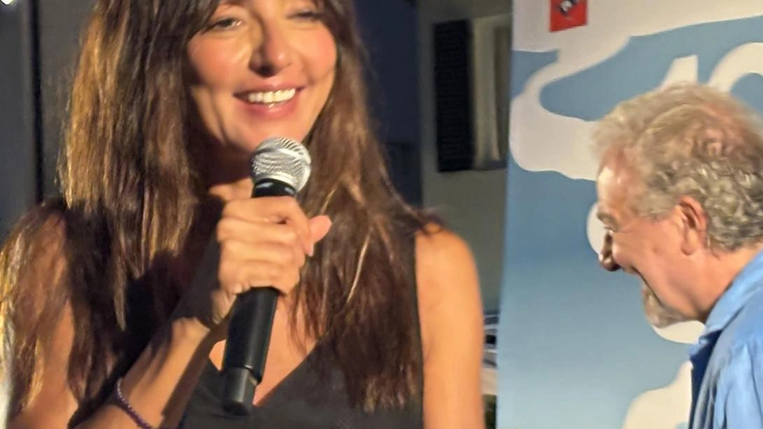 Ambra Angiolini ieri a Castiglione con Veronesi Ambra Angiolini ieri a Castiglione con Veronesi
