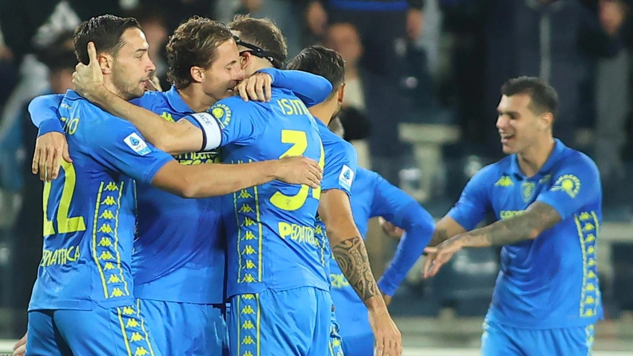 L’esultanza di gruppo dopo la rete di Pietro Pellegri; sotto Emmanuel Gyasi in azione palla al piede (Gasperini/FotoGermogli) L’esultanza di gruppo dopo la rete di Pietro Pellegri; sotto Emmanuel Gyasi in azione palla al piede (Gasperini/FotoGermogli)