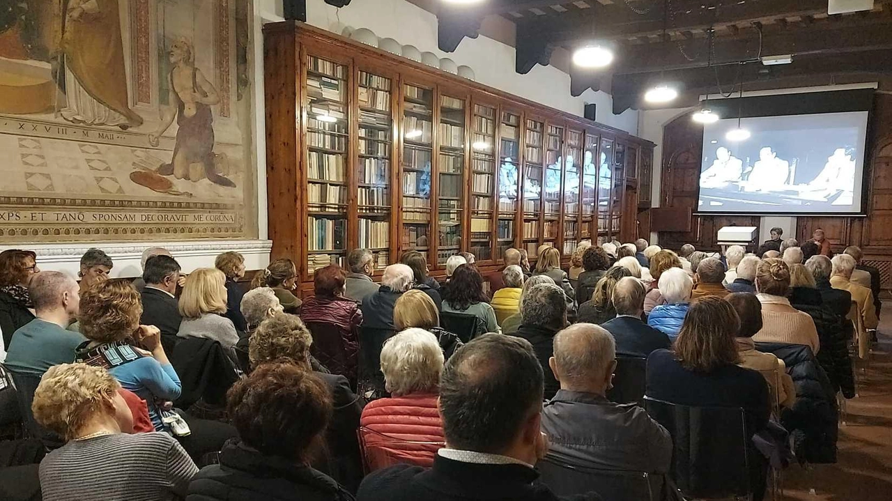 In sala Tamagni pubblico da tutto esaurito per la presentazione del libro ’L’archivio di Ugo Pasqualetti, tra le carte di un politico e intellettuale sangimignanese’ In sala Tamagni pubblico da tutto esaurito per la presentazione del libro ’L’archivio di Ugo Pasqualetti, tra le carte di un politico e intellettuale sangimignanese’