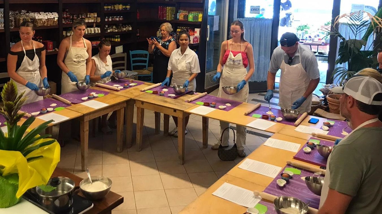I turisti sbarcati con le crociere impegnati nell’arte di imparare i segreti della cucina maremmana I turisti sbarcati con le crociere impegnati nell’arte di imparare i segreti della cucina maremmana