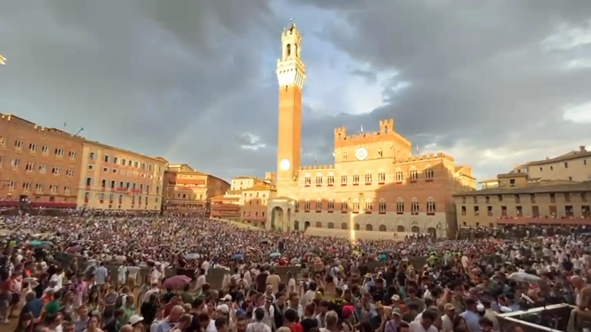 L'arcobaleno sopra la torre del Mangia (Foto Di Pietro)