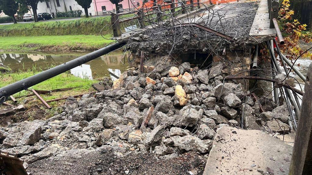 Il vecchio ponte fu demolito nel novembre dello scorso anno Il vecchio ponte fu demolito nel novembre dello scorso anno