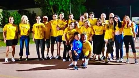 Una delle squadre che partecipano al torneo di calcio a 5 per beneficenza