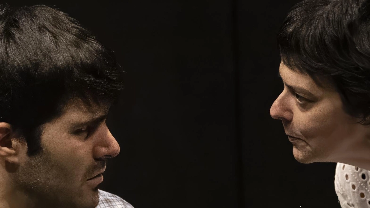 Una scena di ’Fuori dalla stanza’ nello scatto di Gianluca Ghinolfi: la piece teatrale della Compagnia degli Evasi in scena al Dialma Ruggiero di Fossitermi Una scena di ’Fuori dalla stanza’ nello scatto di Gianluca Ghinolfi: la piece teatrale della Compagnia degli Evasi in scena al Dialma Ruggiero di Fossitermi