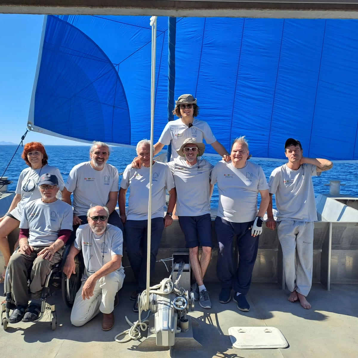 Uno degli equipaggi di Elianto durante un'uscita sul catamarano