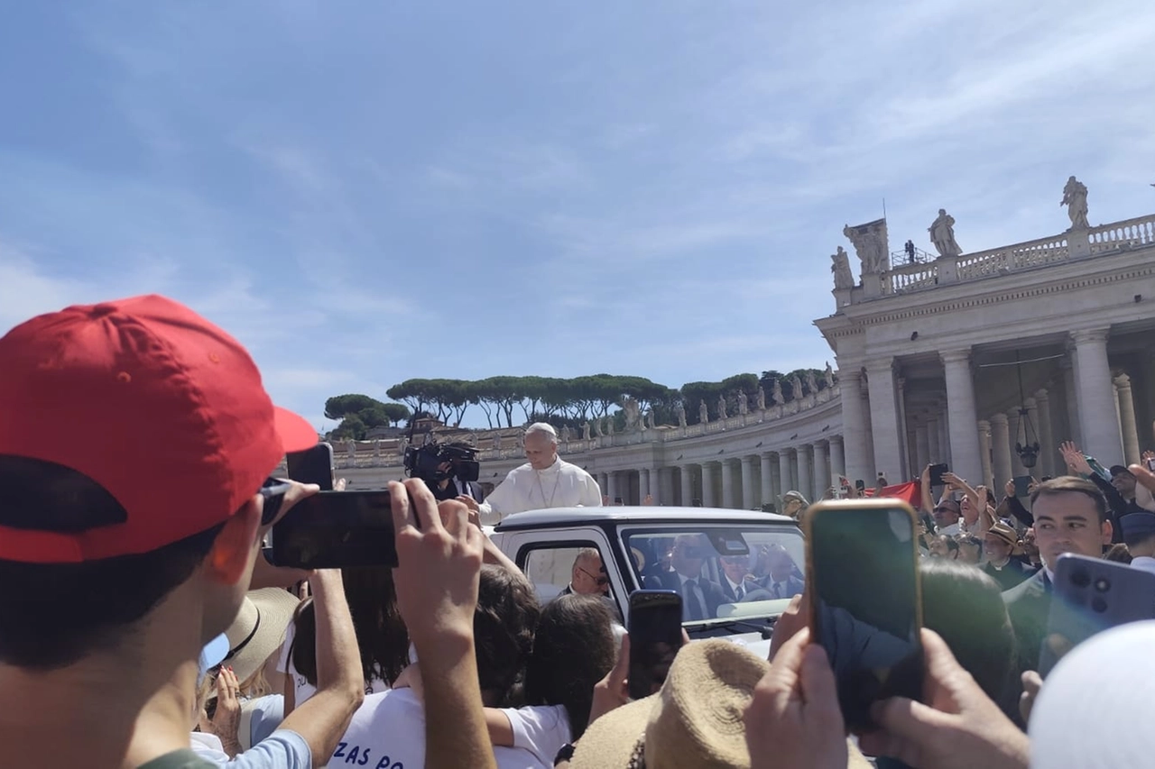 Il saluto del papa ai fedeli al termine della messa