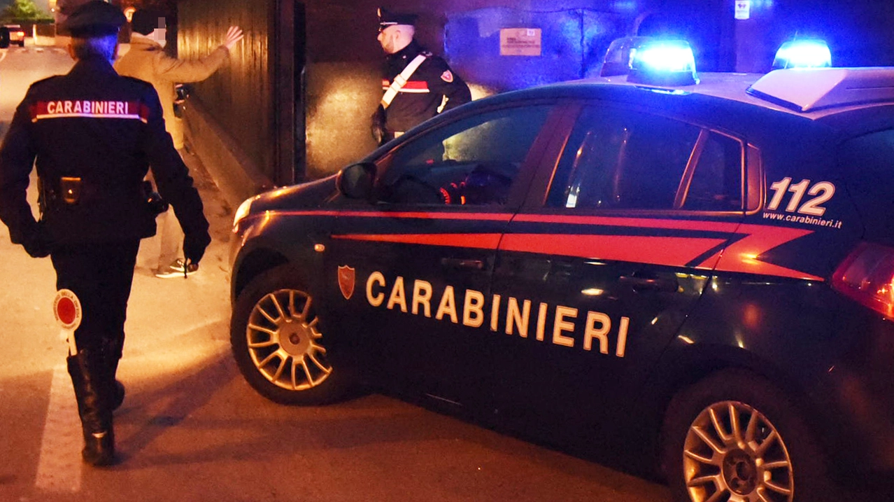 Paura tra i residenti in centro a Prato: il ferito è un 28enne marocchino. Gli abitanti della zona sono esasperati: "Basta, facciamo un esposto"