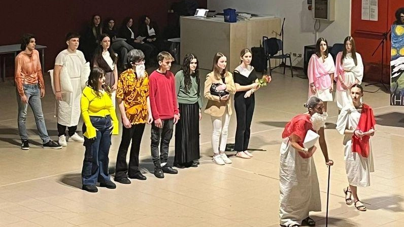 Un’immagine di archivio di un’attività teatrale degli studenti del liceo Parentucelli Un’immagine di archivio di un’attività teatrale degli studenti del liceo Parentucelli
