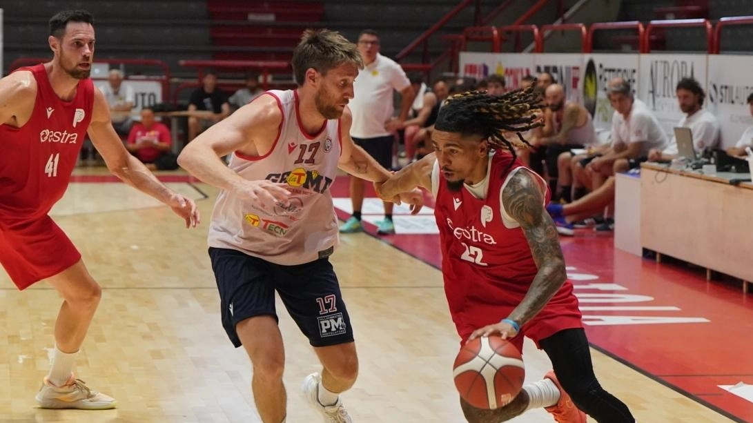 Al PalaCarrara è subito grande Johnson: 23 punti per l’americano che porta i biancorossi alla vittoria